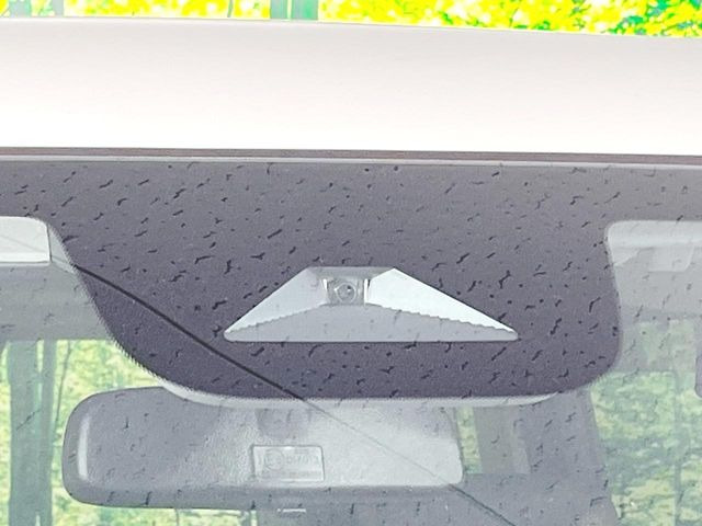 【ホンダセンシング】走行中に前方の車両等を認識し、衝突しそうな時は警報とブレーキで衝突回避と被害軽減をアシスト。より安全にドライブをお楽しみいただけます。