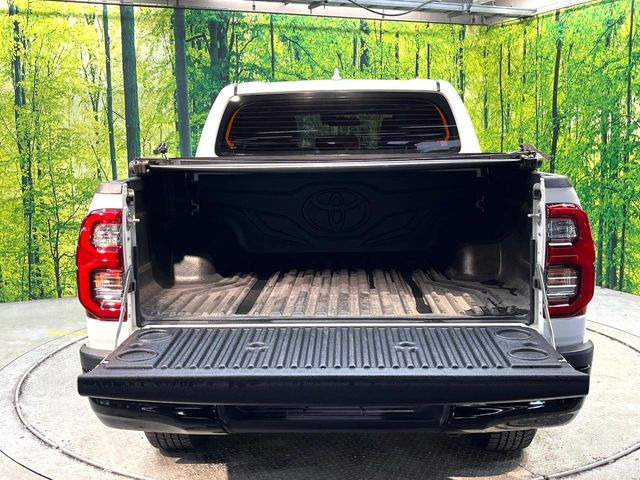 【トノカバー】デッキに積み込んだ荷物を雨風や盗難のリスクから守るトノカバーを装備。気兼ねなく荷物を積み込んでお使いいただけます。