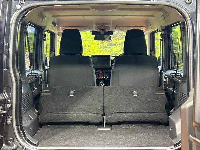 普段のお買い物や通勤、送迎等に十分な荷室スペースを確保しております。セカンドシートを倒すと、大きな荷物の積載も可能です♪