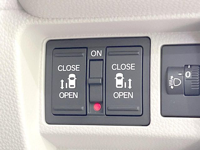 【両側パワースライドドア】スマートキーや運転席のスイッチで後席両側スライドドアの開閉が可能♪電動だから力を入れてドアを開ける必要が無く、小さなお子様でも簡単に開け閉めでき快適です♪