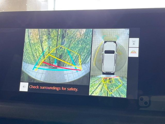 【パノラミックビューモニター】専用のカメラにより、上から見下ろしたような視点で360度クルマの周囲を確認することができます☆死角部分も確認しやすく、狭い場所での切り返しや駐車もスムーズに行えます。