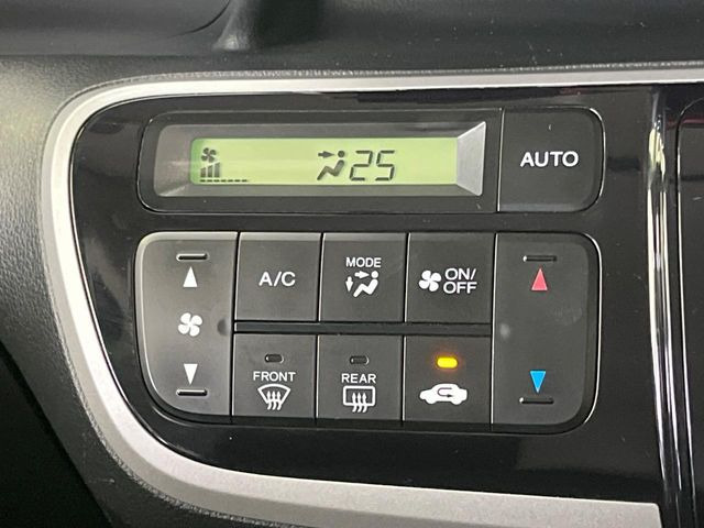 【オートエアコン】一度お好みの温度に設定すれば、車内の温度を検知し風量や温度を自動で調整。暑い&hellip;寒い&hellip;と何度もスイッチ操作をする必要はありません。快適な車内空間には必須の機能ですね♪