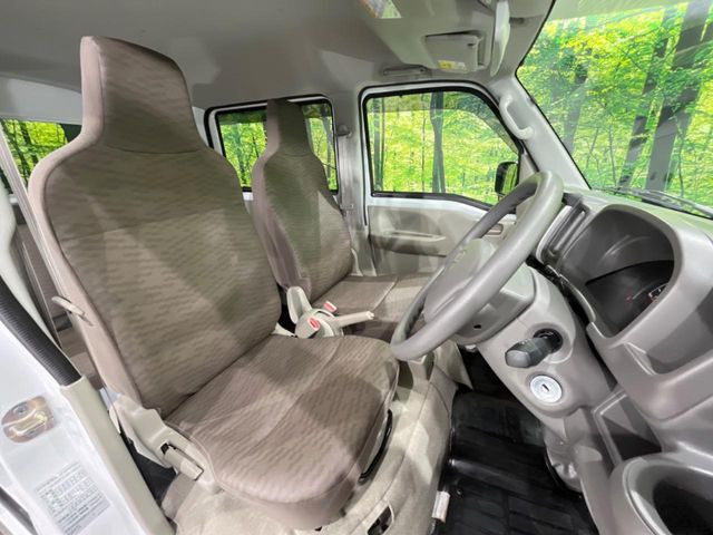運転席シート廻りは使用感も少なく、良好な状態となっています。丁寧に使われていたことがよくわかりますね。