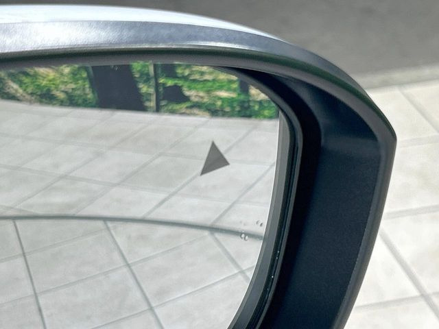 【ブラインドスポットワーニング】走行中、ドアミラーの死角になりやすい箇所に後続車が接近するとサイドミラー付近に警告を表示、ドライバーに注意喚起をしてくれます。