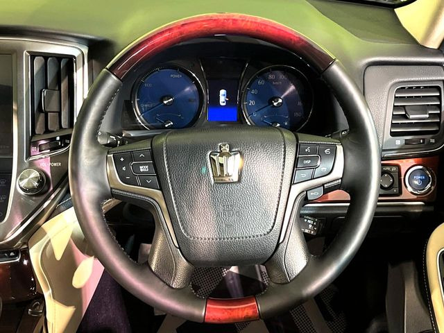 �C���e���A�ɍ��킹���f�U�C���̃X�e�A�����O�́A�^�]�������̂��Ƃ��l���A�^�]���₷���`��A�傫���ł��B�����x�A���ۂɐG���Ă��m���߂��������B