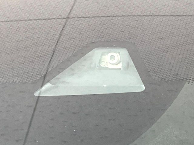 【ホンダセンシング】走行中に前方の車両等を認識し、衝突しそうな時は警報とブレーキで衝突回避と被害軽減をアシスト。より安全にドライブをお楽しみいただけます。