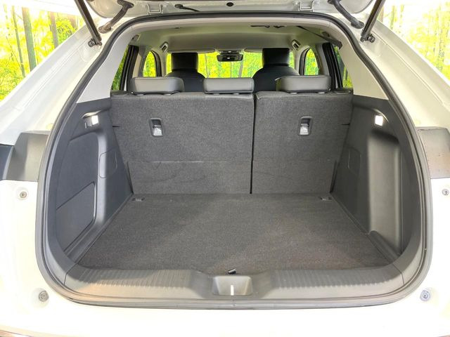 普段のお買い物や通勤、送迎等に十分な荷室スペースを確保しております。セカンドシートを倒すと、大きな荷物の積載も可能です♪