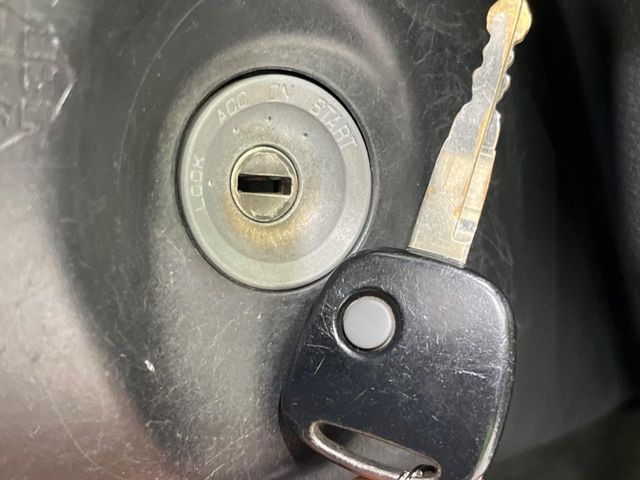 【キーレス】少し離れた場所からでもボタン一つでドアの開錠・施錠ができるのでとっても便利!ドアの鍵穴周りに傷をつけることもありません♪