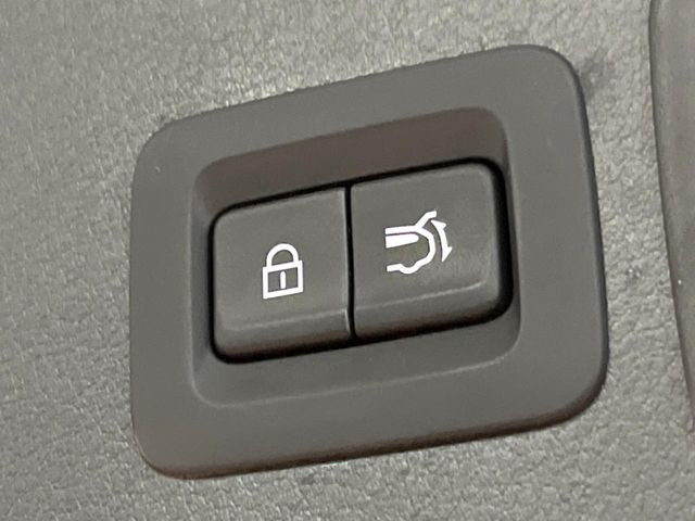 【パワーバックドア】スマートキーや運転席のボタンを押すだけでリアゲートが自動で開閉します!荷物を持っている時や、高い位置にあるバックドアを閉める際に便利な機能です♪