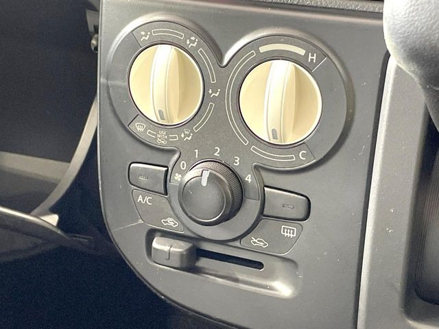 寒い冬も暑い夏も全席に快適な空調を届けてくれる、ダイヤル式エアコンを装備♪