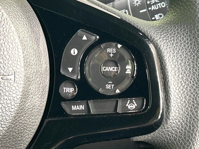【アダプティブクルーズコントロール】高速道路での長距離走行が楽に!!自動で速度を保つクルーズコントロールが、衝突軽減システムと連携し、前方の車両を感知して車間を保つように速度調節してくれます!!