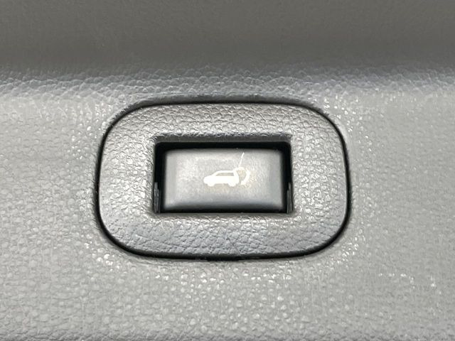 【パワーバックドア】スマートキーや運転席のボタンを押すだけでリアゲートが自動で開閉します!荷物を持っている時や、高い位置にあるバックドアを閉める際に便利な機能です♪