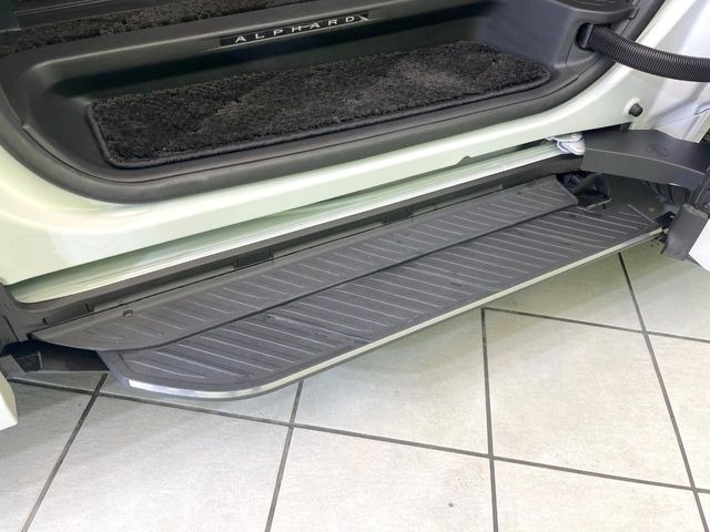 メーカーオプションの【ユニバーサルステップ】を装備。スライドドアと連動したステップにより、小さなお子様の乗り降りがし易くなります♪
