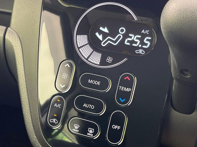 【オートエアコン】一度お好みの温度に設定すれば、車内の温度を検知し風量や温度を自動で調整。暑い&hellip;寒い&hellip;と何度もスイッチ操作をする必要はありません。快適な車内空間には必須の機能ですね♪