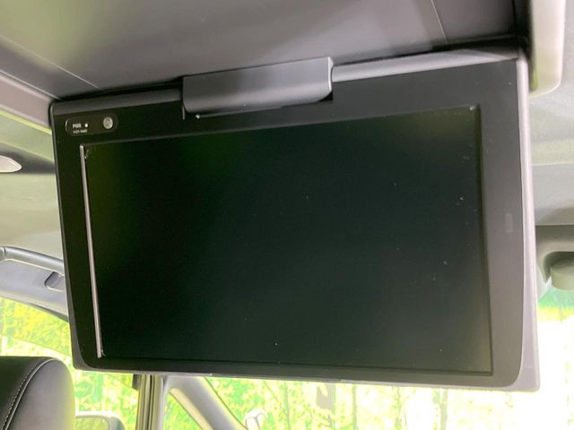 【12.8型フリップダウン】大画面モニターで後席でもエンタメをお楽しみいただけます。家族や友人とお出かけする機会が多い方に大人気です♪