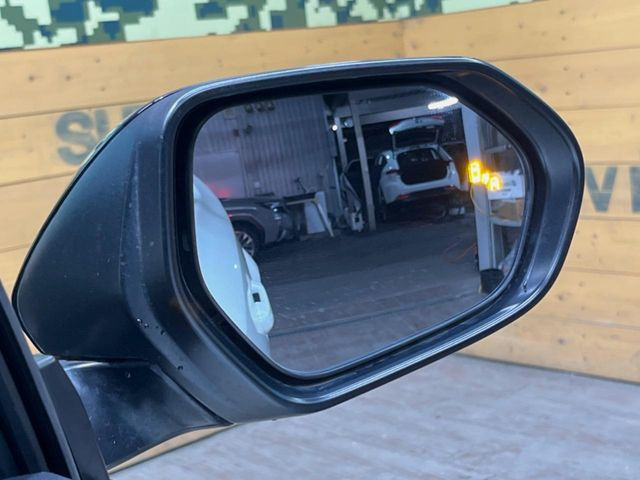 【ブラインドスポットモニター】走行中、ドアミラーの死角になりやすい箇所に後続車が接近するとサイドミラーのレンズに警告を表示!ドライバーに注意喚起をしてくれます。