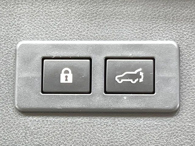 【パワーバックドア】スマートキーや運転席のボタンを押すだけでリアゲートが自動で開閉します!荷物を持っている時や、高い位置にあるバックドアを閉める際に便利な機能です♪