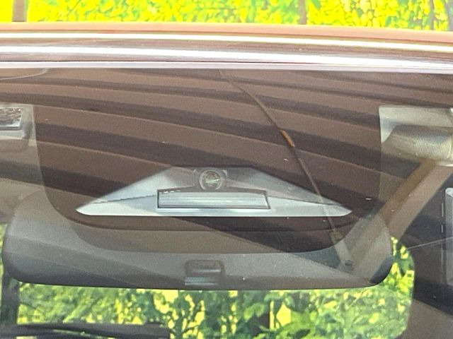 【ホンダセンシング】走行中に前方の車両等を認識し、衝突しそうな時は警報とブレーキで衝突回避と被害軽減をアシスト。より安全にドライブをお楽しみいただけます。