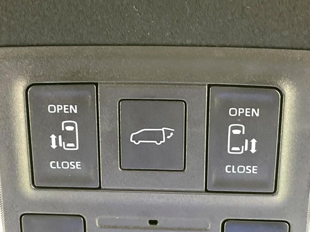 【両側パワースライドドア】スマートキーや運転席のスイッチで後席両側スライドドアの開閉が可能♪電動だから力を入れてドアを開ける必要が無く、小さなお子様でも簡単に開け閉めでき快適です♪