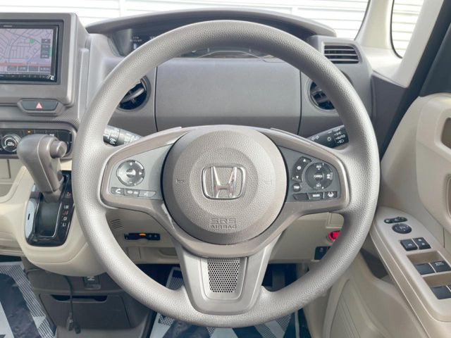 【ステアリングスイッチ】運転中、前方から目線をそらすことなく、オーディオ等の操作が可能な便利機能!安心&快適なドライブを演出してくれます♪