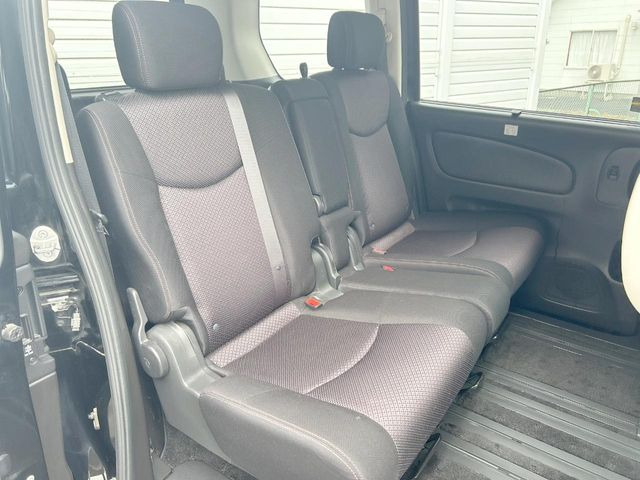 セカンドシートは中央部が可動式となっており、スライドすれば通路スペースが登場!前後の移動がとっても簡単です♪もちろん、8名乗車時も快適な座り心地のシートとなっています♪