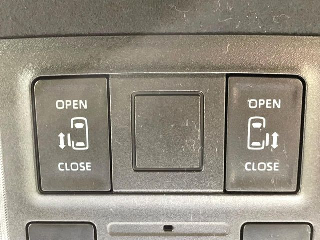 【両側パワースライドドア】スマートキーや運転席のスイッチで後席両側スライドドアの開閉が可能♪電動だから力を入れてドアを開ける必要が無く、小さなお子様でも簡単に開け閉めでき快適です♪