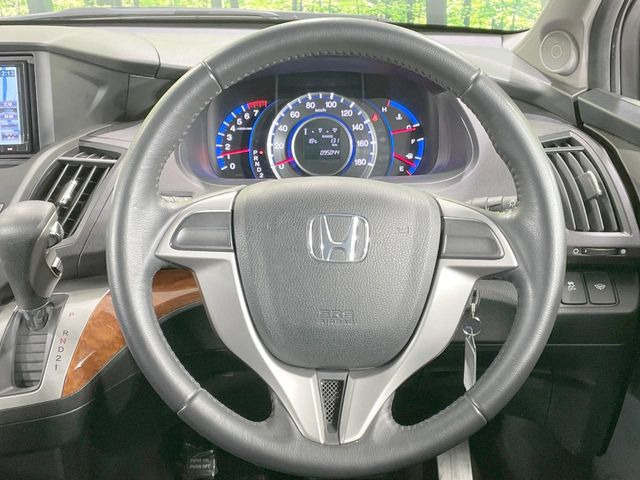 �C���e���A�ɍ��킹���f�U�C���̃X�e�A�����O�́A�^�]�������̂��Ƃ��l���A�^�]���₷���`��A�傫���ł��B�����x�A���ۂɐG���Ă��m���߂��������B
