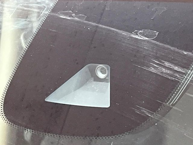 【エマージェンシーブレーキ】走行中に前方の車両等を認識し、衝突しそうな時は警報とブレーキで衝突回避と被害軽減をアシスト。より安全にドライブをお楽しみいただけます。