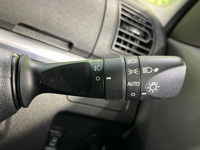 【オートライト】周りの明るさに応じて自動でヘッドライトの点灯・消灯ができる機能です!ライトの付け忘れ・消し忘れなどが無くなり、雨の日や夕方の走行も安心!トンネル通過時も便利ですね♪