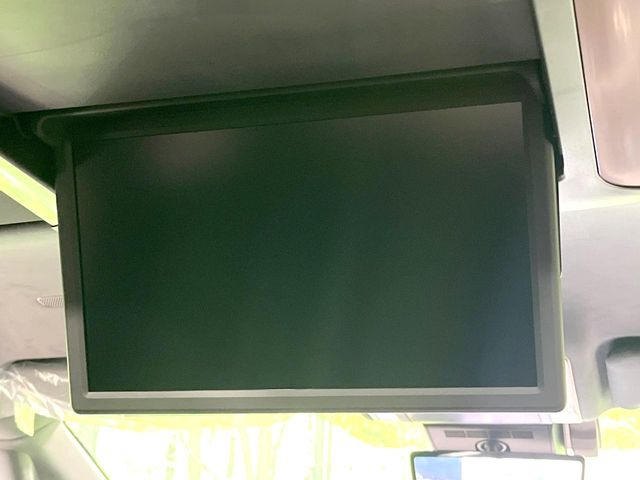 【フリップダウンモニター】大画面モニターで後席でもエンタメをお楽しみいただけます。小さなお子様にも大人気の装備です♪