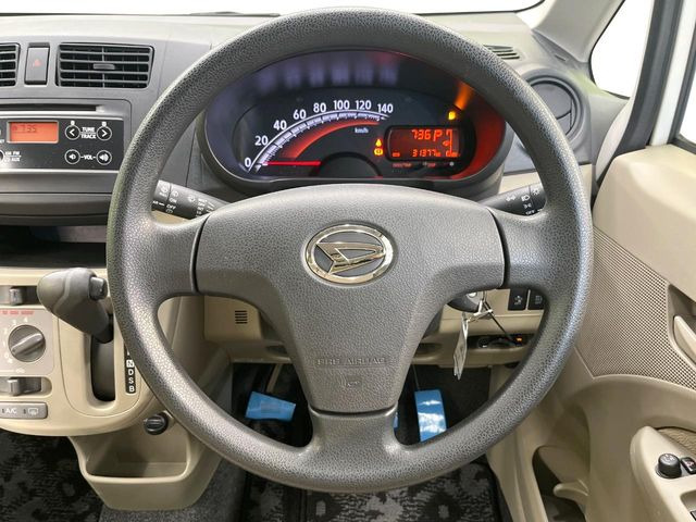 �C���e���A�ɍ��킹���f�U�C���̃X�e�A�����O�́A�^�]�������̂��Ƃ��l���A�^�]���₷���`��A�傫���ł��B�����x�A���ۂɐG���Ă��m���߂��������B