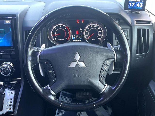�C���e���A�ɍ��킹���f�U�C���̃X�e�A�����O�́A�^�]�������̂��Ƃ��l���A�^�]���₷���`��A�傫���ł��B�����x�A���ۂɐG���Ă��m���߂��������B