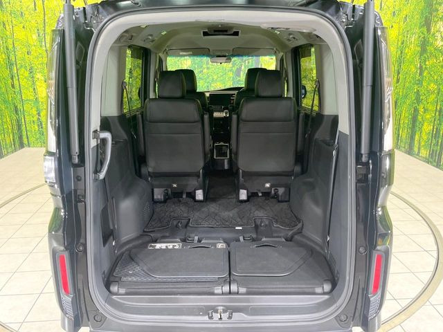 後席を格納すると、これだけの広さが!シーンに合わせたシートアレンジで、大きな荷物も積むことが出来ます♪