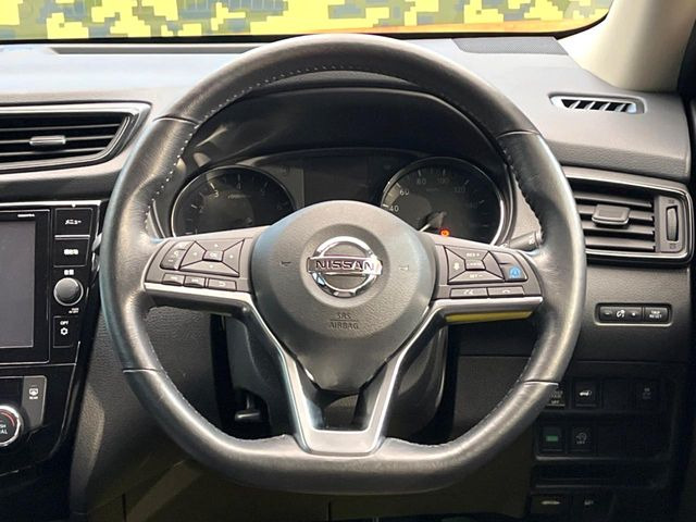 インテリアに合わせたデザインのステアリングは、運転される方のことも考え、運転しやすい形状、大きさです。是非一度、実際に触ってお確かめください。