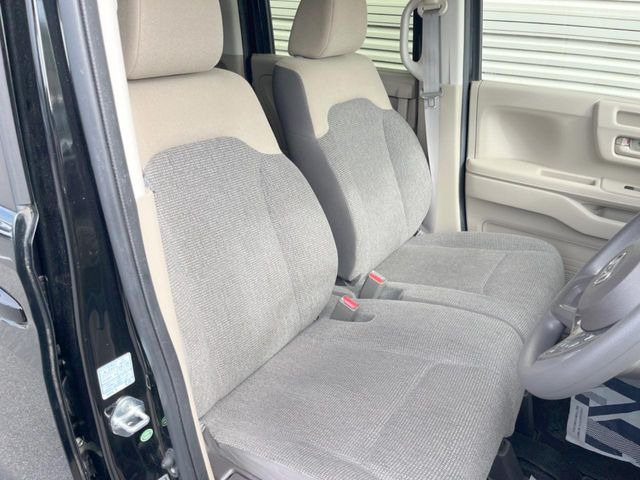 運転席まわりには十分なスペースがあり、大柄な方でもゆったり運転していただける環境です。