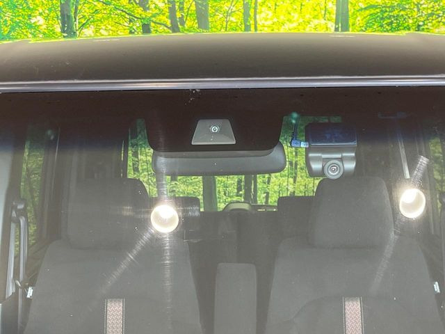 【ホンダセンシング】走行中に前方の車両等を認識し、衝突しそうな時は警報とブレーキで衝突回避と被害軽減をアシスト。より安全にドライブをお楽しみいただけます。