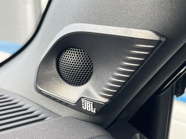 �yJBL�T�E���h�V�X�e���z���[�J�[�I�v�V�����̍��i�ʃT�E���h�V�X�e���𓋍ځB��p�̃`���[�j���O���{���ꂽ�召�l�X�ȃX�s�[�J�[����ǎ��ȃT�E���h���t�ł��A�Տꊴ���ӂ�鉹����Ԃ����o���܂��B