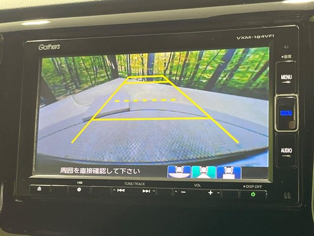 【バックカメラ】駐車時に後方がリアルタイム映像で確認できます。大型商業施設や立体駐車場での駐車時や、夜間のバック時に大活躍!運転スキルに関わらず、今や必須となった装備のひとつです!