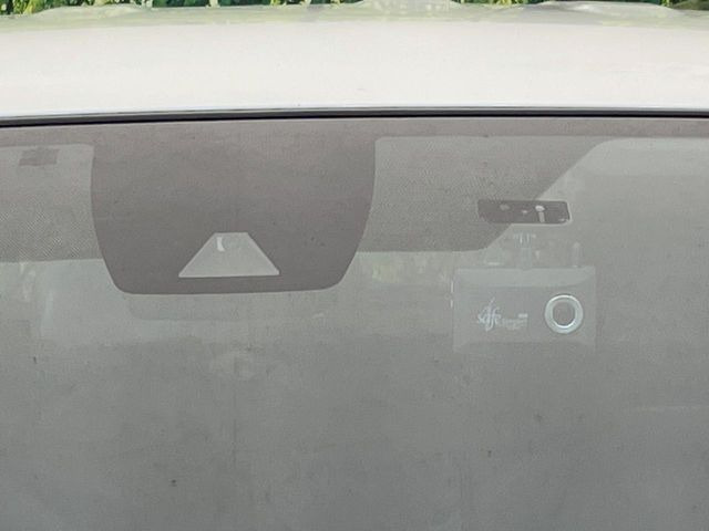 【トヨタセーフティセンス】走行中に前方の車両等を認識し、衝突しそうな時は警報とブレーキで衝突回避と被害軽減をアシスト。より安全にドライブをお楽しみいただけます。