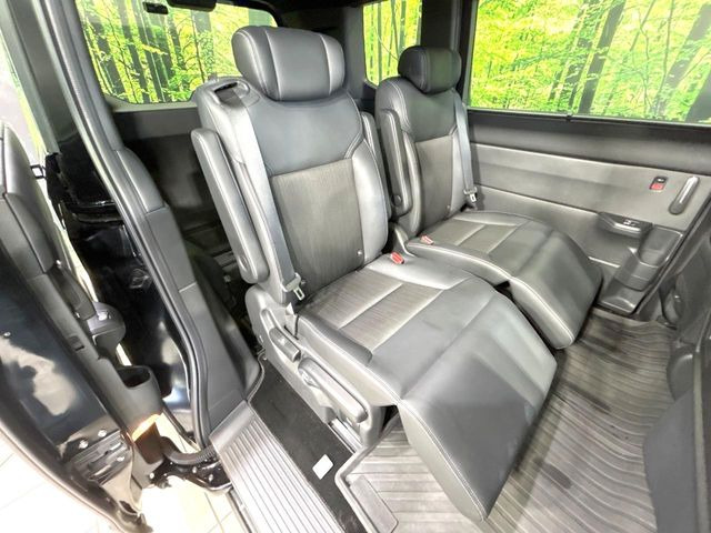【オットマン付セカンドシート】足を延ばしてリラックスしたいときに便利なオットマン!ロングドライブや仮眠の際にもゆったり快適にお過ごしいただけます♪