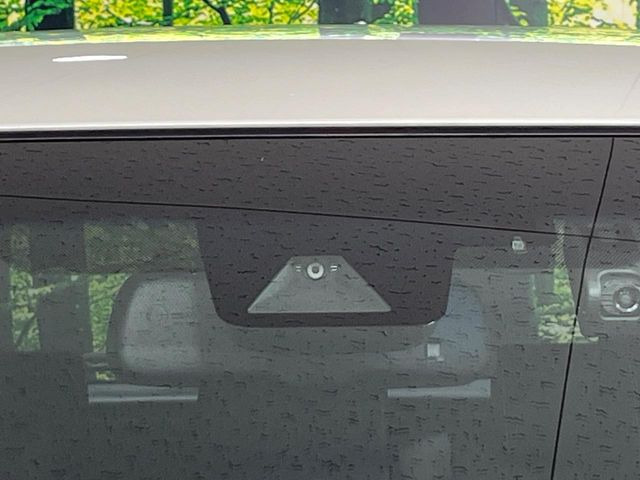 【トヨタセーフティセンス】走行中に前方の車両等を認識し、衝突しそうな時は警報とブレーキで衝突回避と被害軽減をアシスト。より安全にドライブをお楽しみいただけます。