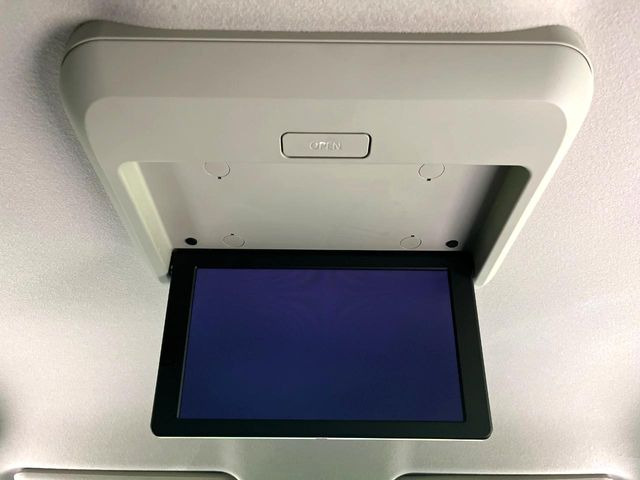 【後席モニター】家族や友人とお出かけする機会が多い方に大人気の後席モニターを装備!見やすい位置に画面がありテレビやDVDの視聴も快適!友達もお子様も、後席にしか乗らなくなるかも??