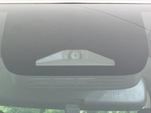 【トヨタセーフティセンス】走行中に前方の車両等を認識し、衝突しそうな時は警報とブレーキで衝突回避と被害軽減をアシスト。より安全にドライブをお楽しみいただけます。