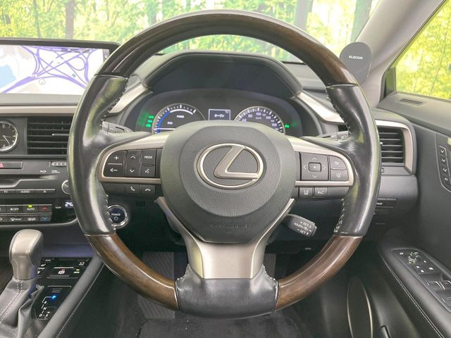 �C���e���A�ɍ��킹���f�U�C���̃X�e�A�����O�́A�^�]�������̂��Ƃ��l���A�^�]���₷���`��A�傫���ł��B�����x�A���ۂɐG���Ă��m���߂��������B