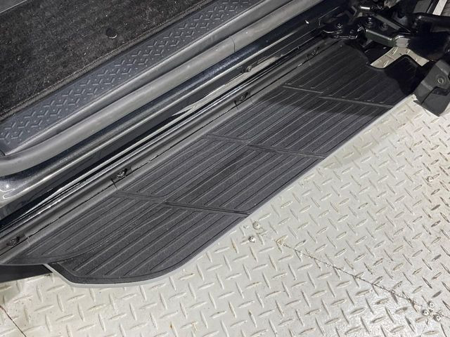【電動サイドステップ】車高の高いお車でも、これがあれば小さいお子様の乗り降りも楽々♪スライドドアと連動して作動する為、煩わしい操作は不要です!