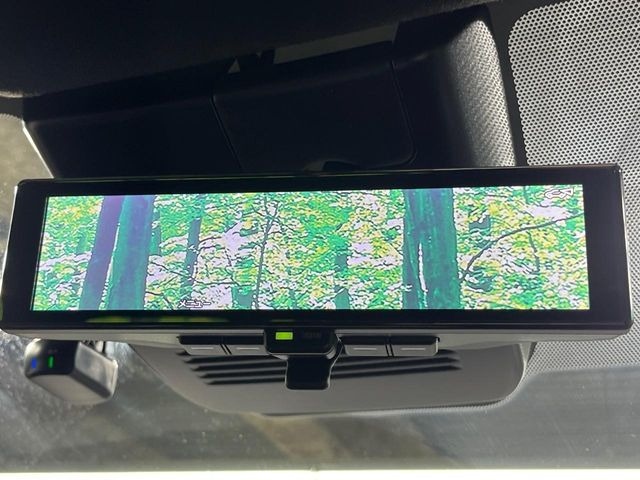 【インテリジェントルームミラー】後席の大きな荷物や同乗者で後方が確認しづらい時でも安心!カメラが撮影した車両後方の映像をルームミラー内に表示。クリアな視界で状況の確認が可能です!