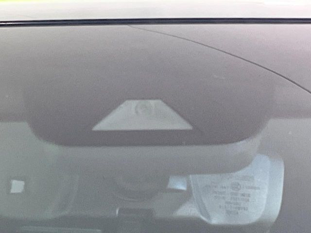【トヨタセーフティセンス】走行中に前方の車両等を認識し、衝突しそうな時は警報とブレーキで衝突回避と被害軽減をアシスト。より安全にドライブをお楽しみいただけます。
