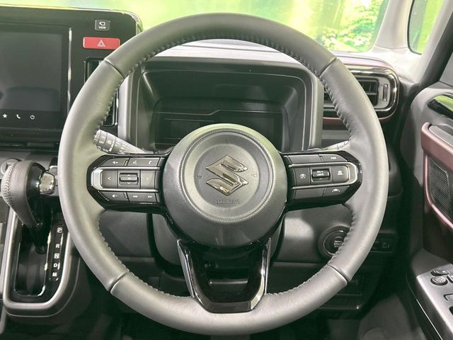 【ステアリングヒーター】冬場に冷たくなりやすい革巻きステアリングを、スイッチ一つで素早く適温に!エアコンよりも早く温まってくれるので、寒い日の運転も快適になりますね♪