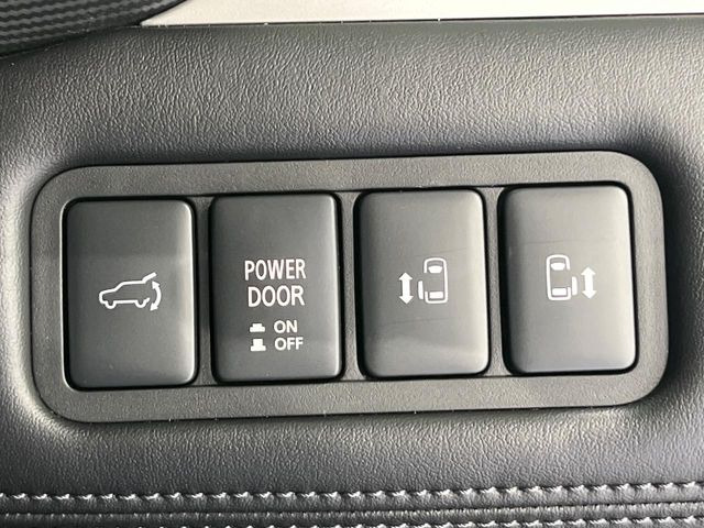 【両側パワースライドドア】スマートキーや運転席のスイッチで後席両側スライドドアの開閉が可能♪電動だから力を入れてドアを開ける必要が無く、小さなお子様でも簡単に開け閉めでき快適です♪