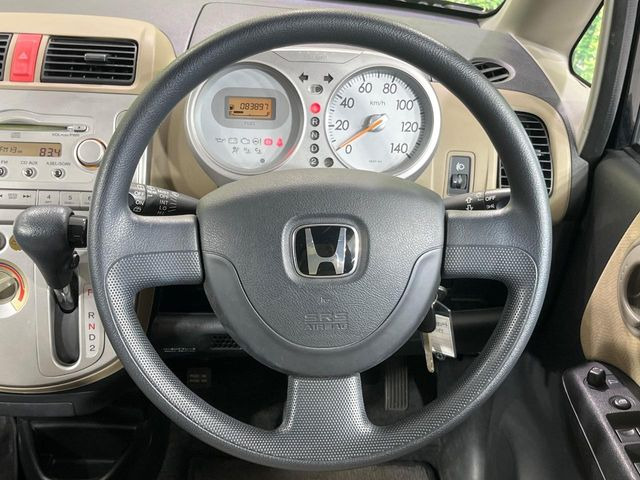 �C���e���A�ɍ��킹���f�U�C���̃X�e�A�����O�́A�^�]�������̂��Ƃ��l���A�^�]���₷���`��A�傫���ł��B�����x�A���ۂɐG���Ă��m���߂��������B